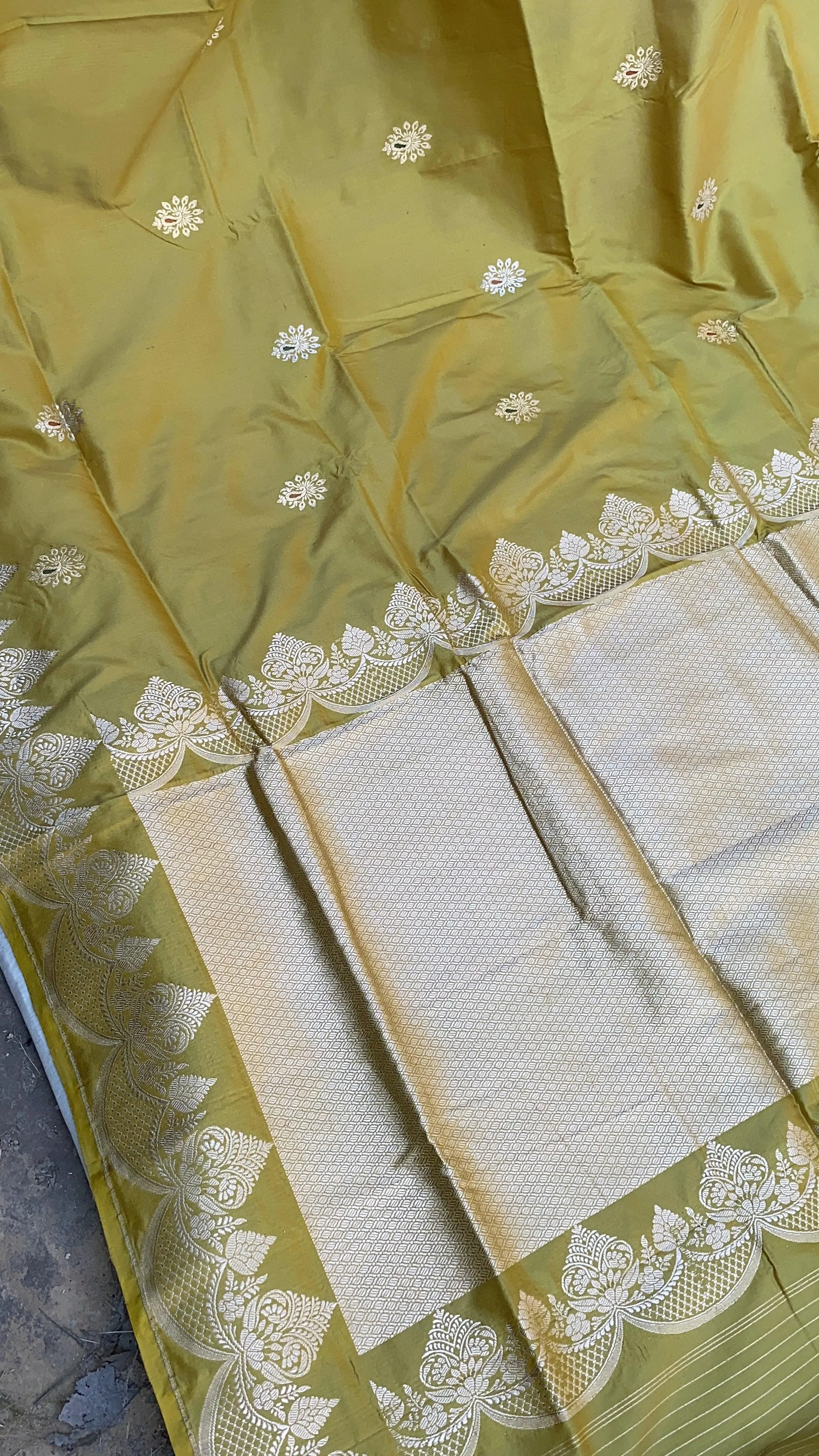 Charming Pastel Green Kadhwa Handloom Pure Silk Banarasi Sari - Exquisite Designer Sari