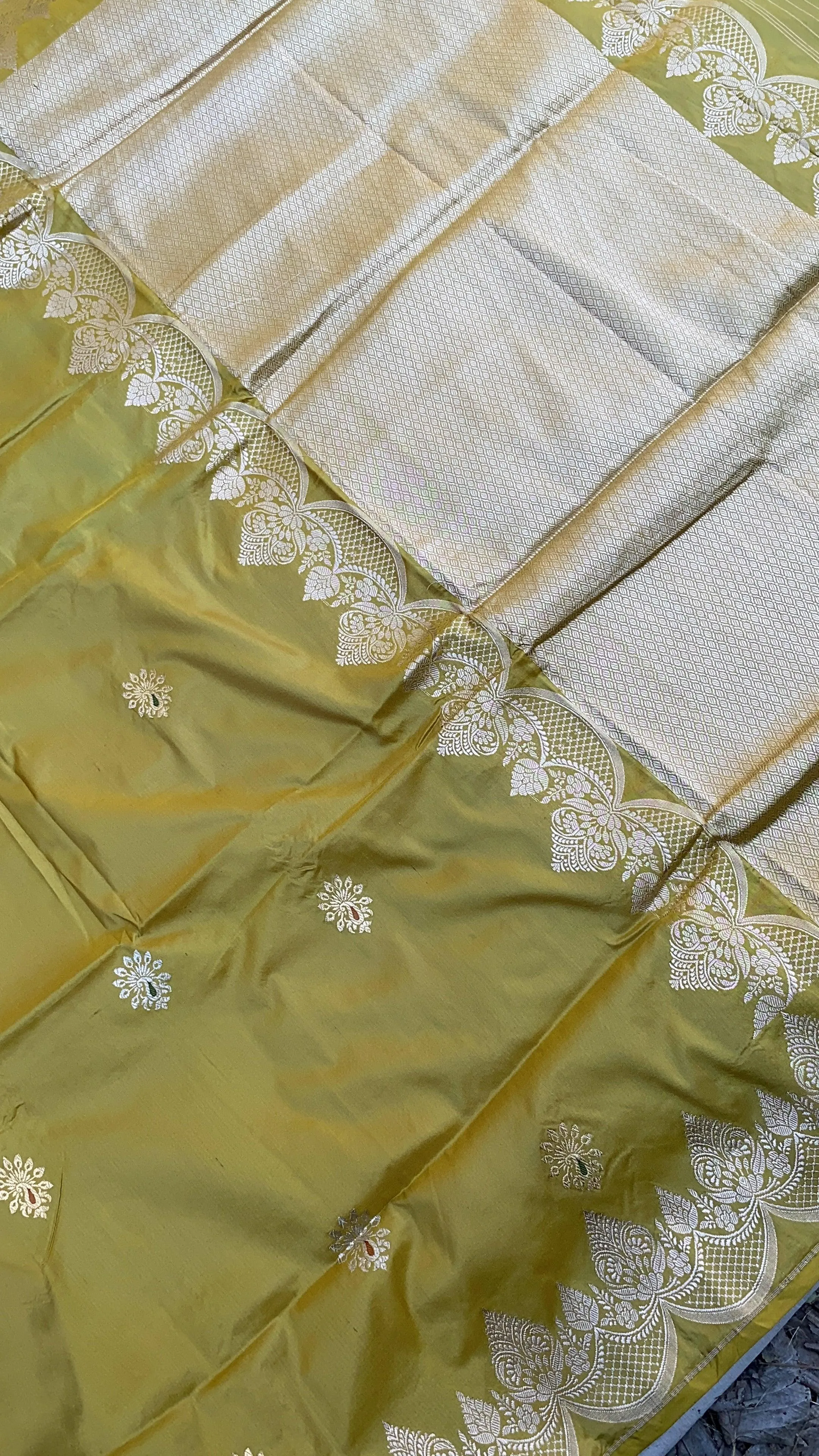 Charming Pastel Green Kadhwa Handloom Pure Silk Banarasi Sari - Exquisite Designer Sari