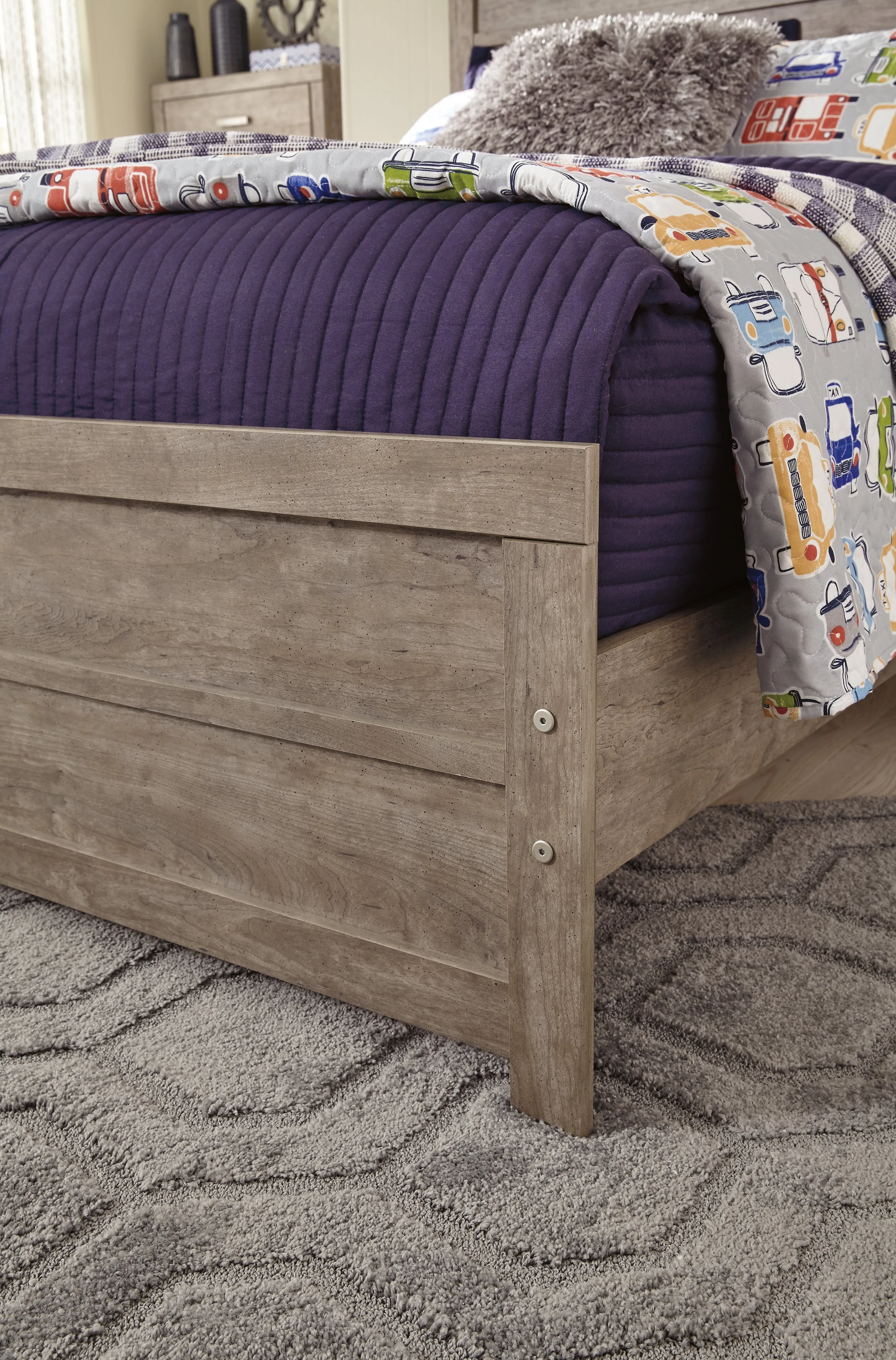 Culverbach Full Panel Bed with Nightstand in Gray